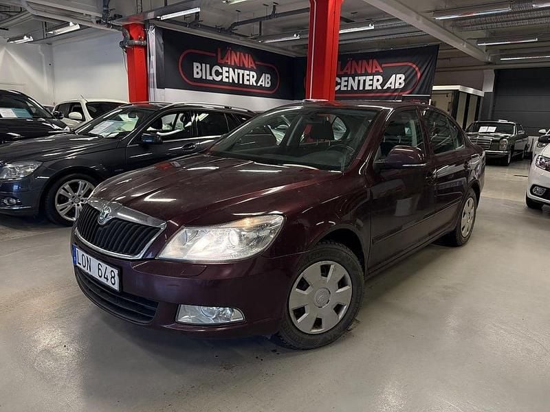 Red rosso brunello metallic Begagnad 2011 Skoda Octavia Elegance Halvkombi | 69 800 kr (Marknadspris) - Bild 1/4