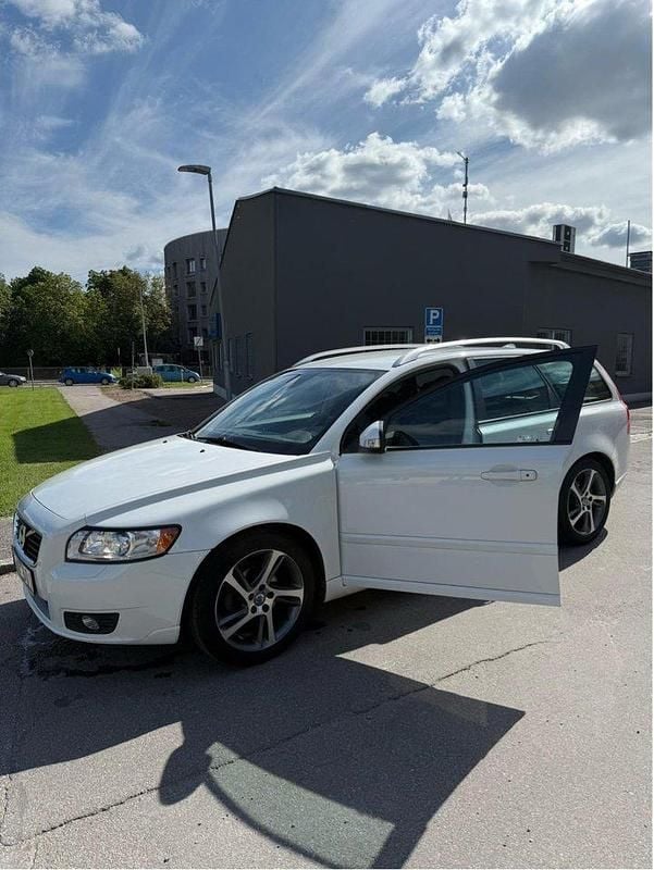 Vit Begagnad 2012 Volvo V50 Momentum Kombi | 59 900 kr (Bra pris) - Bild 1/4