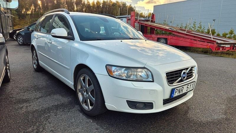 Vit Begagnad 2010 Volvo V50 Momentum Kombi | 39 900 kr (Bra pris) - Bild 1/4