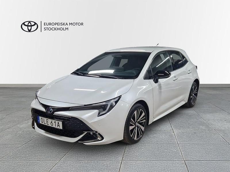 Vit Ny 2025 Toyota Corolla Style Halvkombi | 329 900 kr (Marknadspris) - Bild 1/4