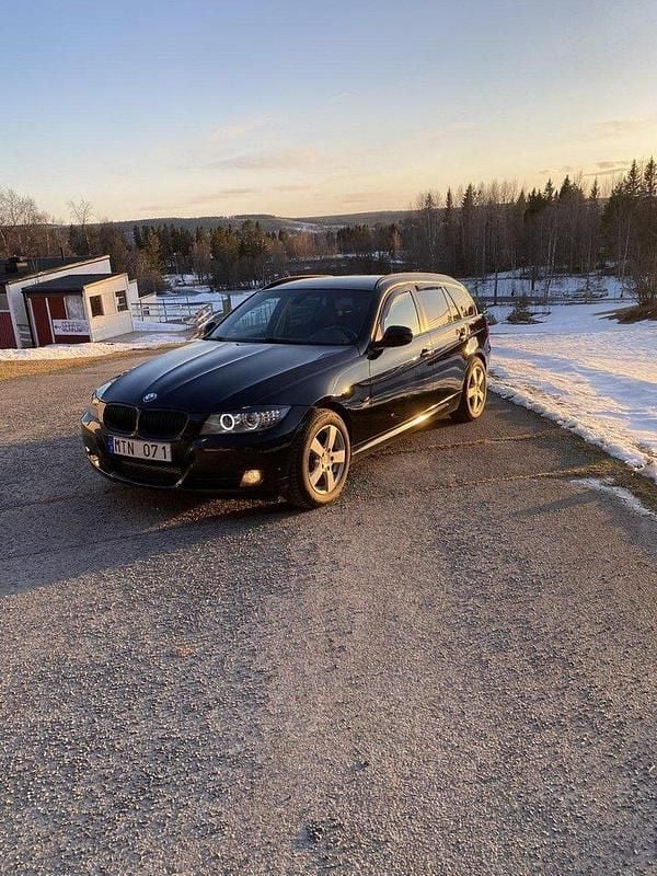 Svart Begagnad 2012 BMW 320 Kombi | 92 000 kr (Bra pris) - Bild 1/4