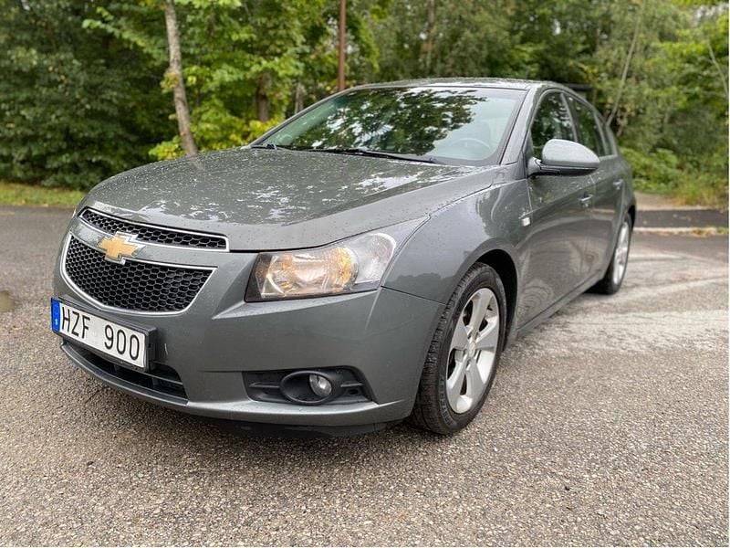 Grå Begagnad 2012 Chevrolet Cruze Halvkombi | 25 000 kr (Superpris) - Bild 1/4