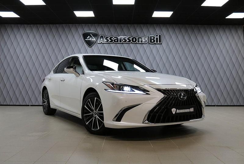 Vit Begagnad 2024 Lexus ES300H Limited Edition Sedan | 479 000 kr (Lite dyr) - Bild 1/4