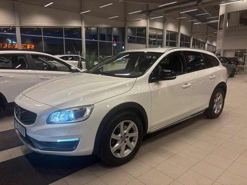 Vit Begagnad 2015 Volvo V60 CC Summum Kombi | 148 000 kr (Marknadspris) - Bild 1/4