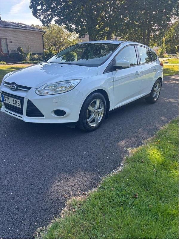 Vit Begagnad 2014 Ford Focus Trend Halvkombi | 72 000 kr (Marknadspris) - Bild 1/4