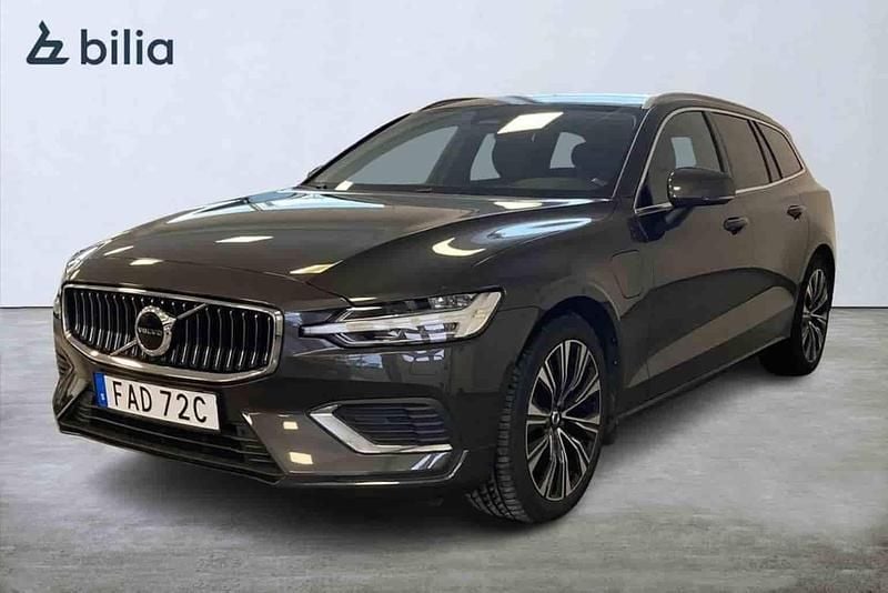 Grå Begagnad 2023 Volvo V60 Kombi | 389 900 kr (Marknadspris) - Bild 1/1