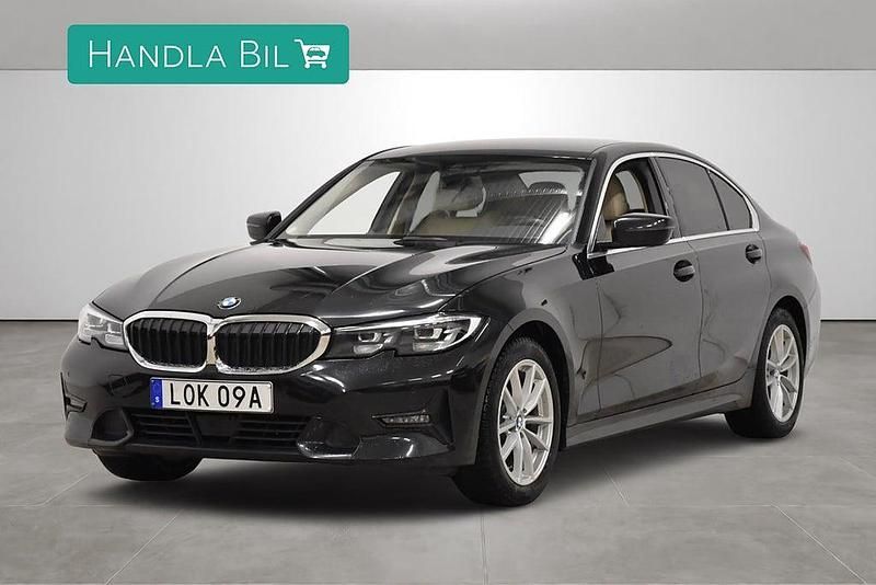 Svart Begagnad 2019 BMW 320 Sport Line Sedan | 289 900 kr (Marknadspris) - Bild 1/4