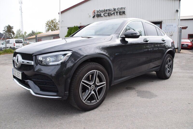 Grå Begagnad 2020 Mercedes GLC300e AMG line Sportkupé | 399 990 kr (Marknadspris) - Bild 1/4
