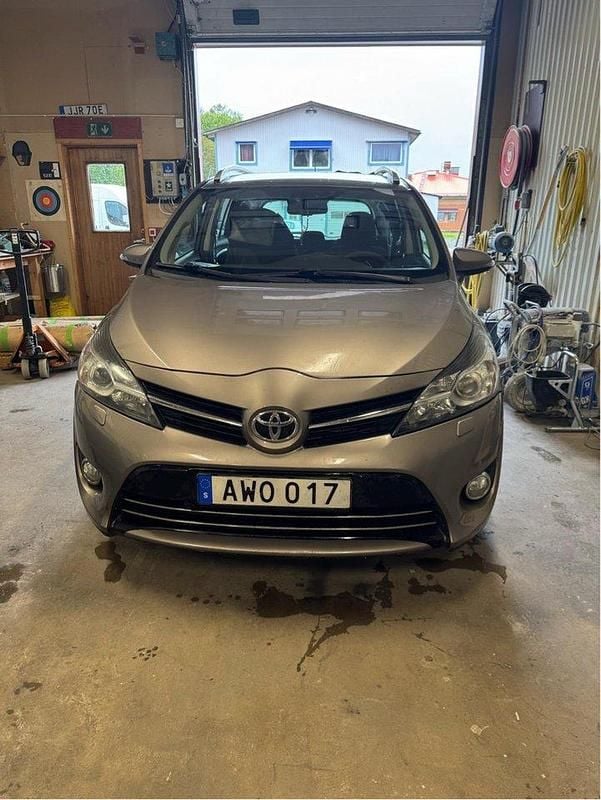 Brun Begagnad 2015 Toyota Verso Edition Minibuss | 99 000 kr (Marknadspris) - Bild 1/4