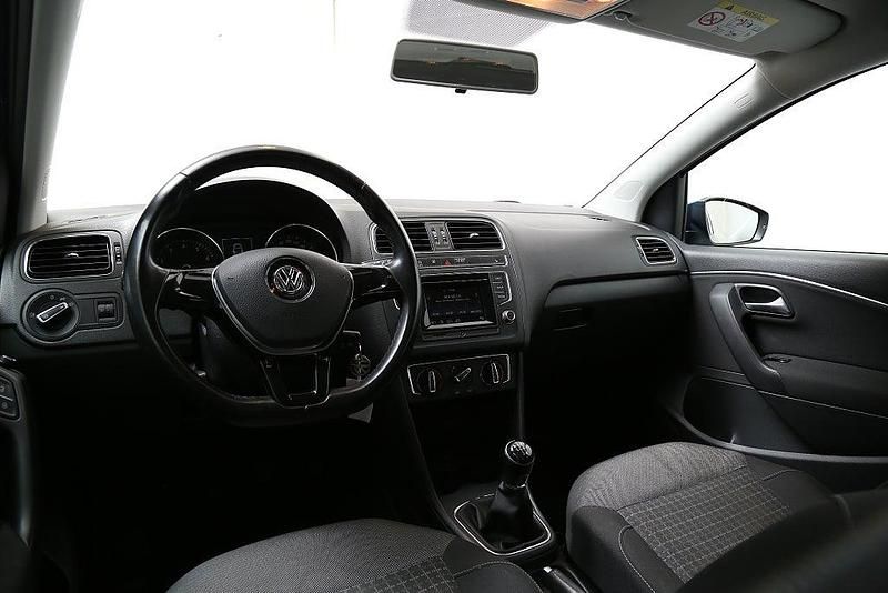 Begagnad VW Polo 90 HK (66 kW) 2016 Blå (blue silk metallic) Halvkombi