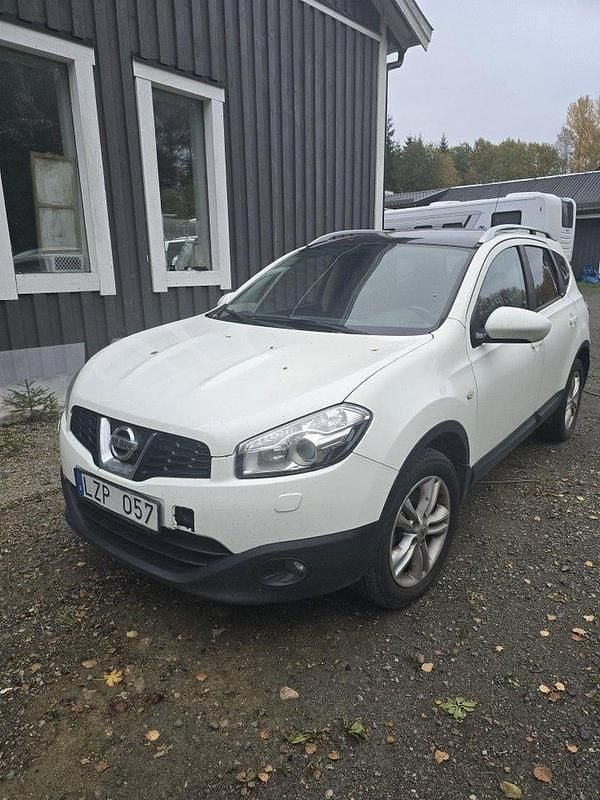 Vit Begagnad 2011 Nissan Qashqai +2 SUV | 48 900 kr (Superpris) - Bild 1/4