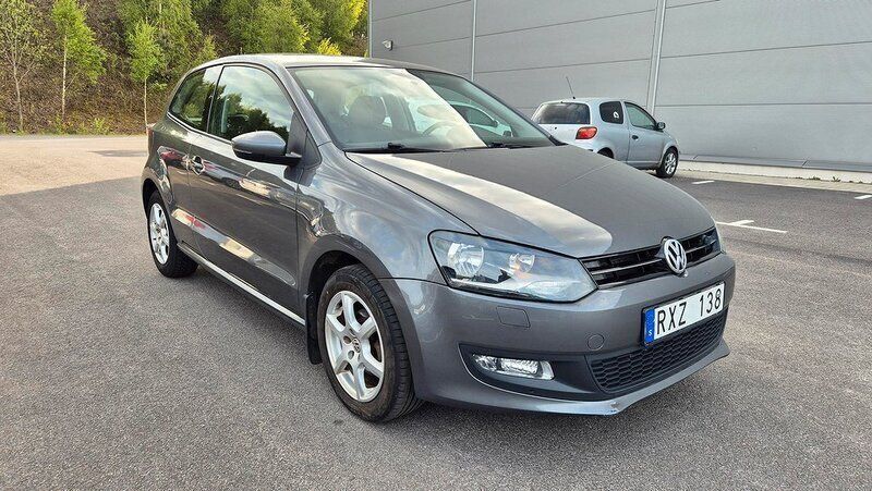 Mörkgrå (grå) Begagnad 2012 VW Polo Halvkombi | 79 900 kr (Marknadspris) - Bild 1/4