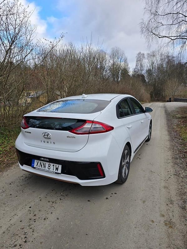 Begagnad Hyundai Ioniq 88 kW (120 HK) 2019 Halvkombi
