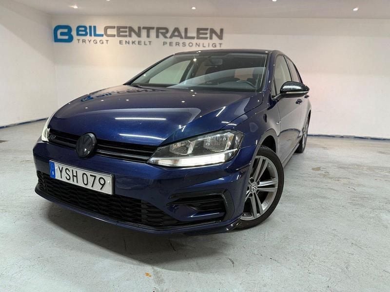 Mörkblå Begagnad 2017 VW Golf VII R-line Halvkombi | 119 900 kr (Marknadspris) - Bild 1/4