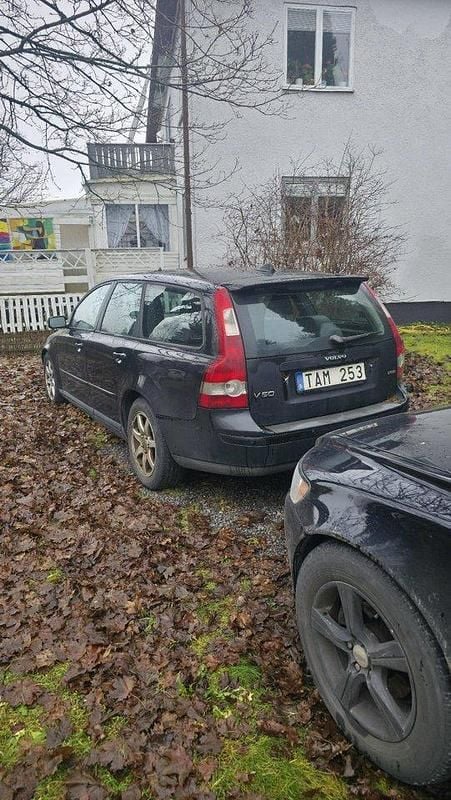 Svart Begagnad 2006 Volvo V50 Kombi | 7 000 kr (Marknadspris) - Bild 1/3