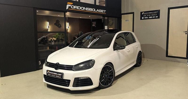 Vit Begagnad 2010 VW Golf VI R Halvkombi | 149 900 kr - Bild 1/4