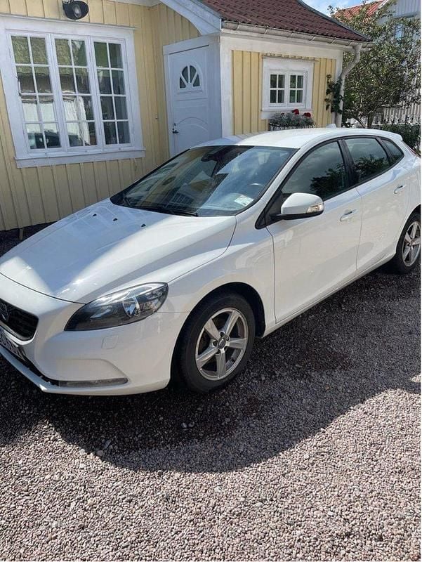 Vit Begagnad 2015 Volvo V40 Kinetic Kombi | 105 000 kr (Bra pris) - Bild 1/3