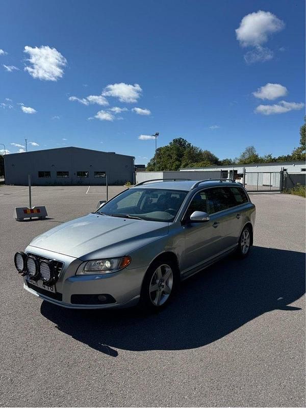 Silver Begagnad 2009 Volvo V70 Summum Kombi | 38 000 kr (Lite dyr) - Bild 1/4
