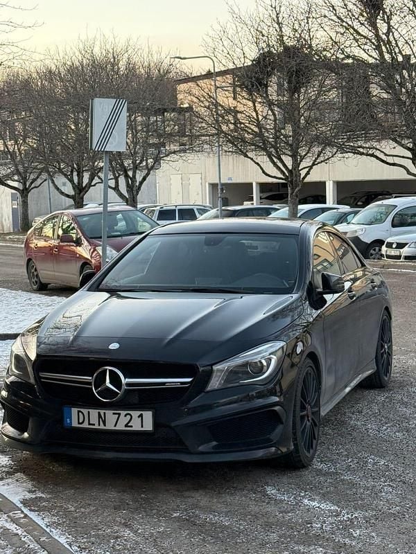Begagnad 2015 Mercedes CLA45 AMG AMG Sportkupé | 227 000 kr (Marknadspris) - Bild 1/4