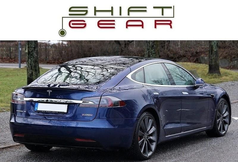 Begagnad Tesla Model S 567 kW (772 HK) 2017 Deep blue metallic | kräm premium läder Halvkombi