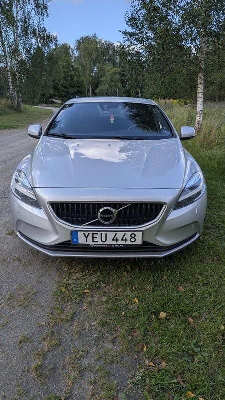 Silver Begagnad 2017 Volvo V40 Momentum Kombi | 125 000 kr (Marknadspris) - Bild 1/4