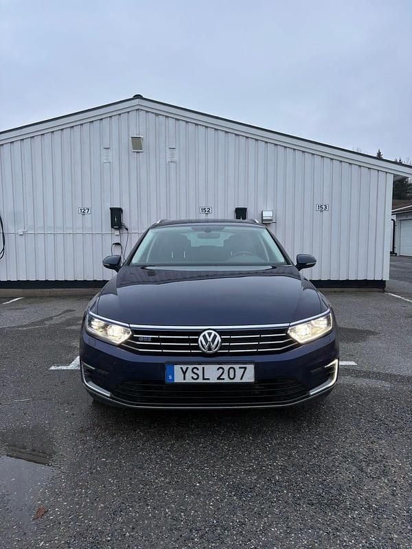 Begagnad 2018 VW Passat GTE Kombi | 135 000 kr (Superpris) - Bild 1/4