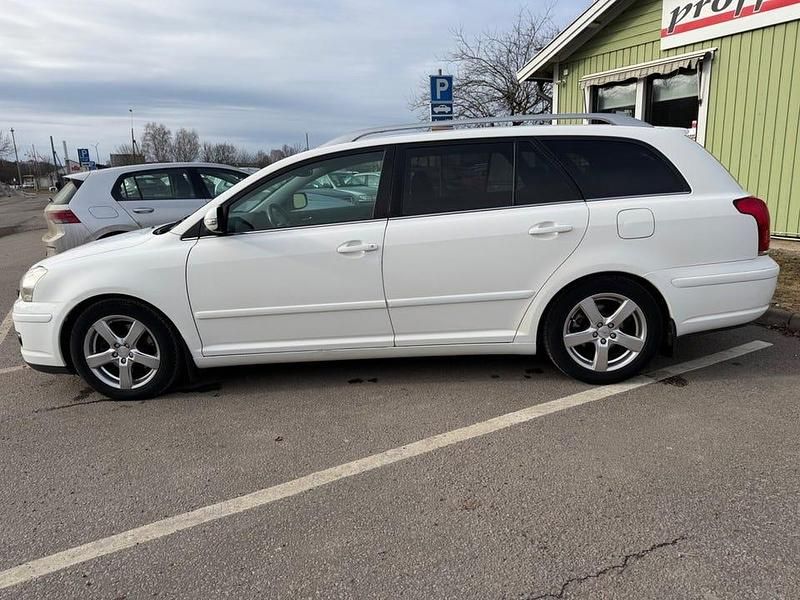 Begagnad Toyota Avensis 126 HK (92 kW) 2008 Vit Kombi
