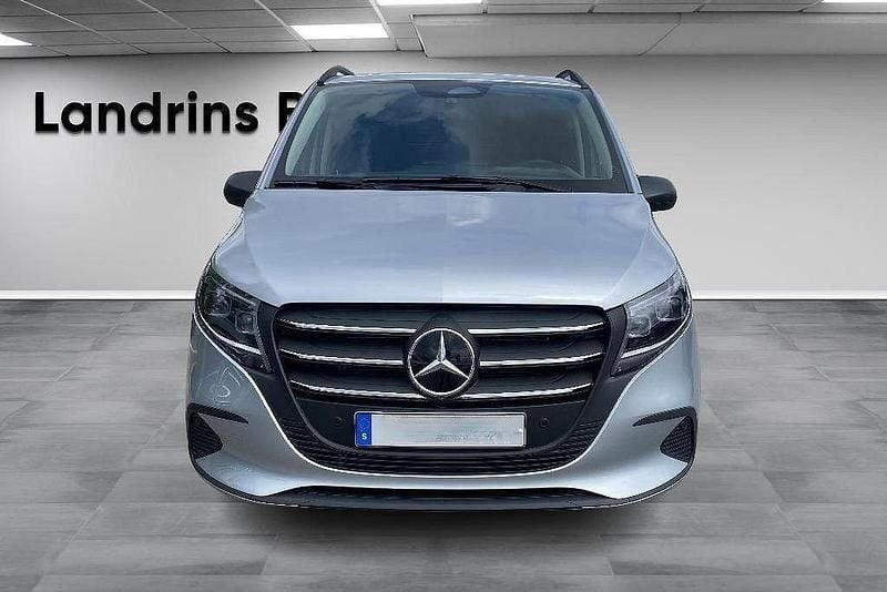 Silver Ny 2025 Mercedes Vito Minibuss | 668 750 kr (Lite dyr) - Bild 1/4