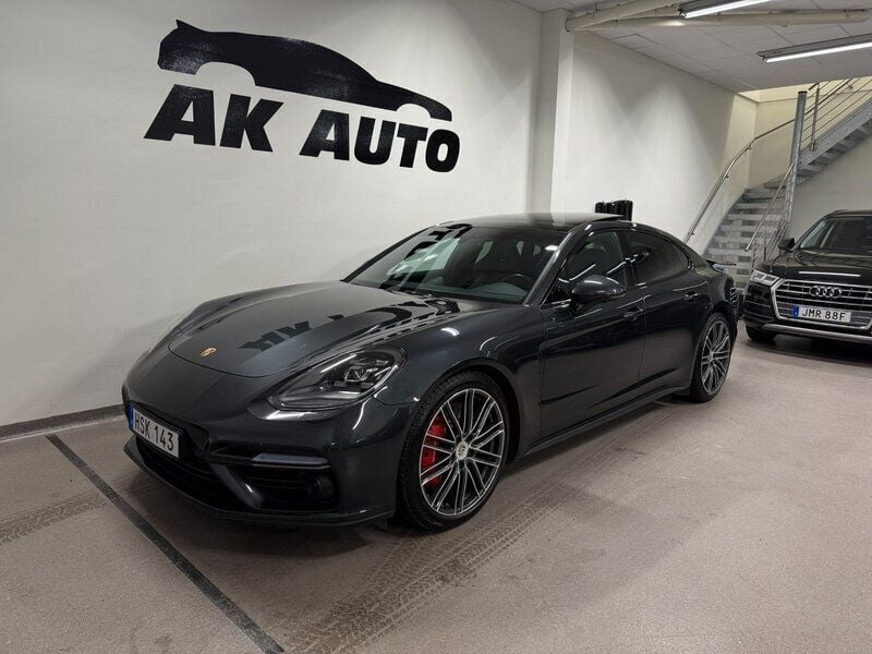 Grå Begagnad 2017 Porsche Panamera Turbo Sedan | 699 000 kr (Marknadspris) - Bild 1/4