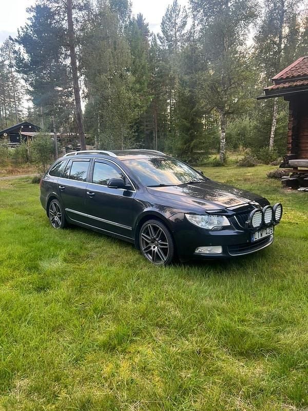 Svart Begagnad 2012 Skoda Superb Kombi | 40 000 kr (Marknadspris) - Bild 1/1