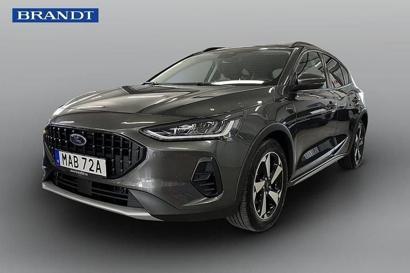 Grå Begagnad 2022 Ford Focus Active Halvkombi | 194 900 kr (Marknadspris) - Bild 1/4