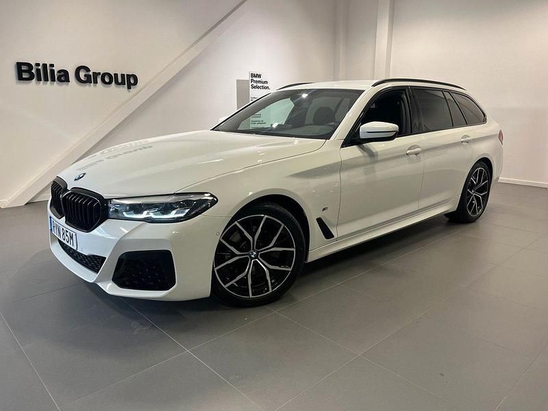 Vit Begagnad 2021 BMW 520 M Sport Kombi | 339 000 kr (Lite dyr) - Bild 1/4