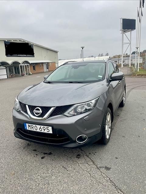 Grå Begagnad 2015 Nissan Qashqai SUV | 135 000 kr (Marknadspris) - Bild 1/4