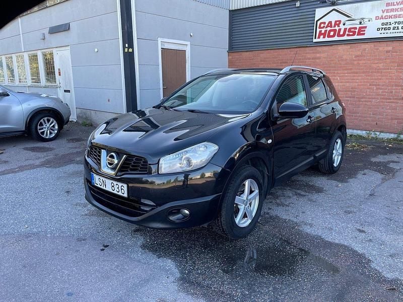 Svart Begagnad 2011 Nissan Qashqai SUV | 94 900 kr (Marknadspris) - Bild 1/4