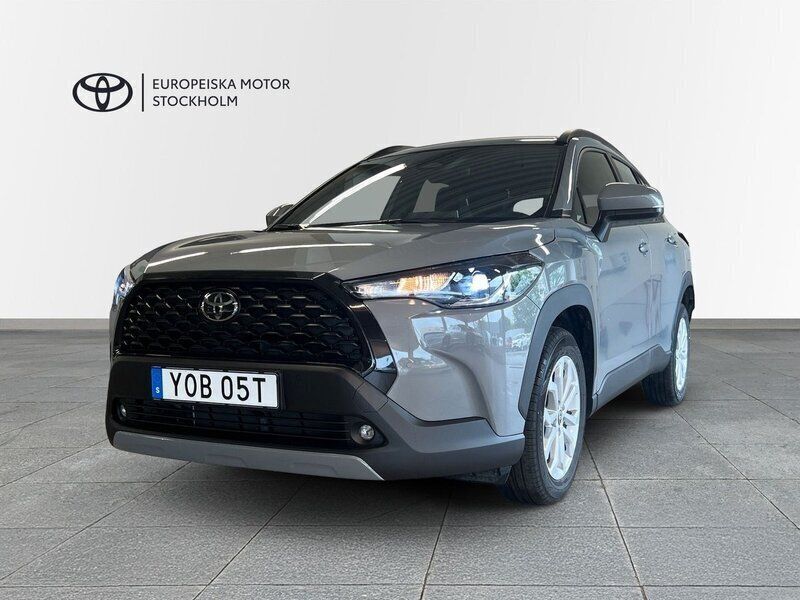Grå Begagnad 2024 Toyota Corolla Cross Active SUV | 369 900 kr (Marknadspris) - Bild 1/4