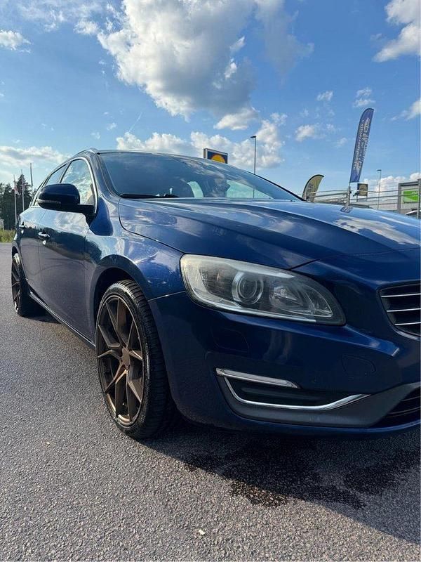 Blå Begagnad 2015 Volvo V60 Momentum Kombi | 80 000 kr (Bra pris) - Bild 1/4