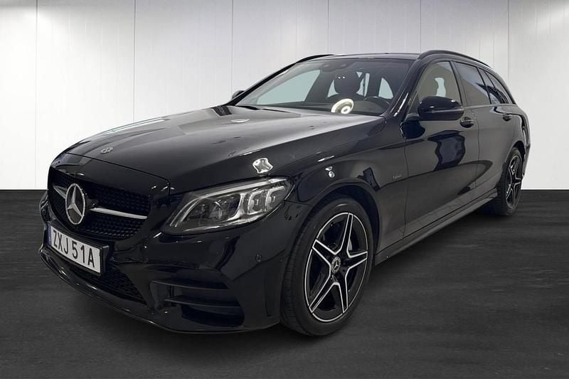 Svart (black) Begagnad 2020 Mercedes C300 Halvkombi | 299 500 kr - Bild 1/4