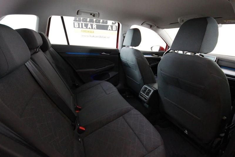 Begagnad VW Golf VIII 131 HK (96 kW) 2022 Mörkröd Kombi