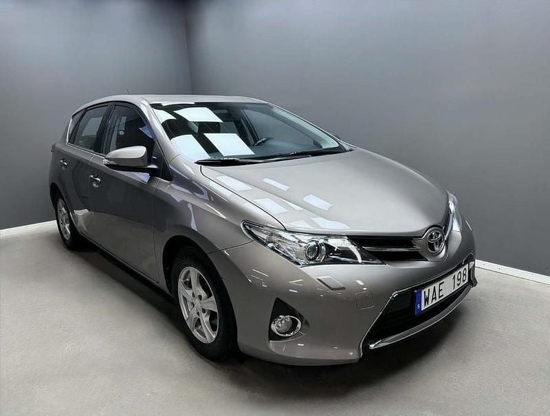 Begagnad Toyota Auris Active 132 HK (97 kW) 2013 Brun