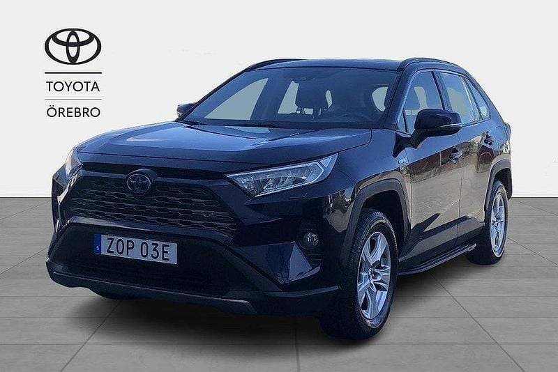 Mörkblå Begagnad 2020 Toyota RAV4 Hybrid Active SUV | 319 900 kr (Bra pris) - Bild 1/4
