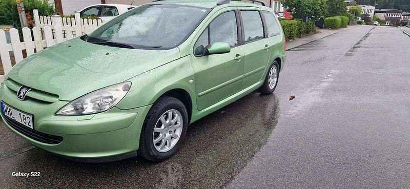 Grön Begagnad 2005 Peugeot 307 Kombi | 22 000 kr (Marknadspris) - Bild 1/4