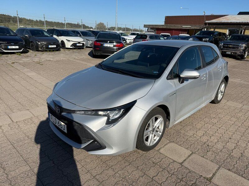 Silver Begagnad 2020 Toyota Corolla Hybrid Active Halvkombi | 184 900 kr (Marknadspris) - Bild 1/4