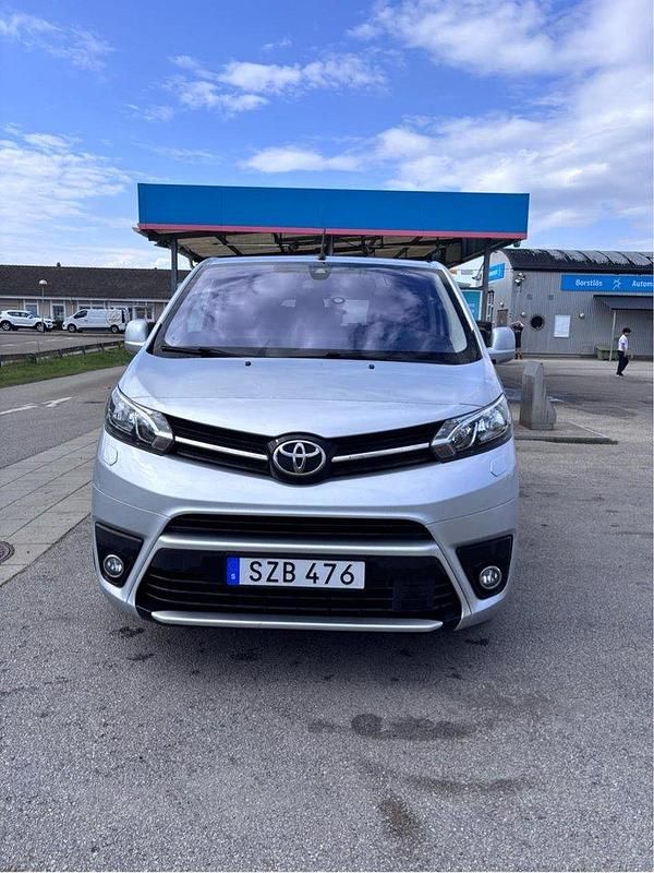 Silver Begagnad 2017 Toyota Proace Verso Kombi | 240 000 kr (Marknadspris) - Bild 1/4