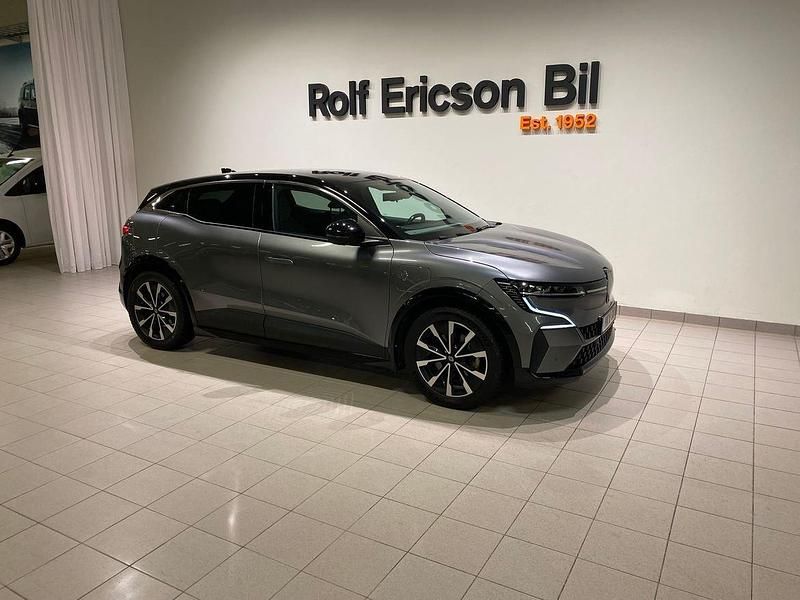 Grå Begagnad 2023 Renault Mégane Techno Halvkombi | 309 500 kr (Marknadspris) - Bild 1/4