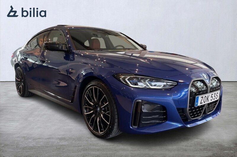 Blå (m portimao blue) Begagnad 2023 BMW i4 Shadowline Sedan | 749 000 kr (Dyr) - Bild 1/4