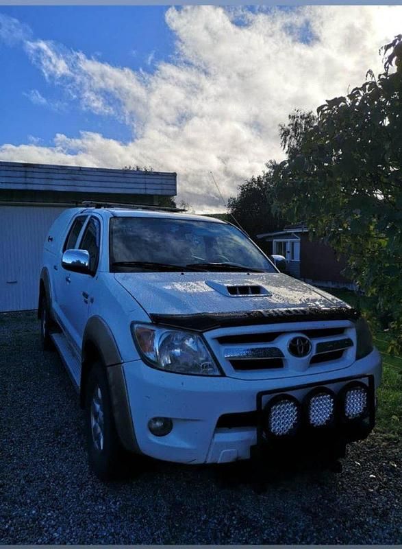 Vit Begagnad 2007 Toyota HiLux Pickup | 115 000 kr (Bra pris) - Bild 1/1