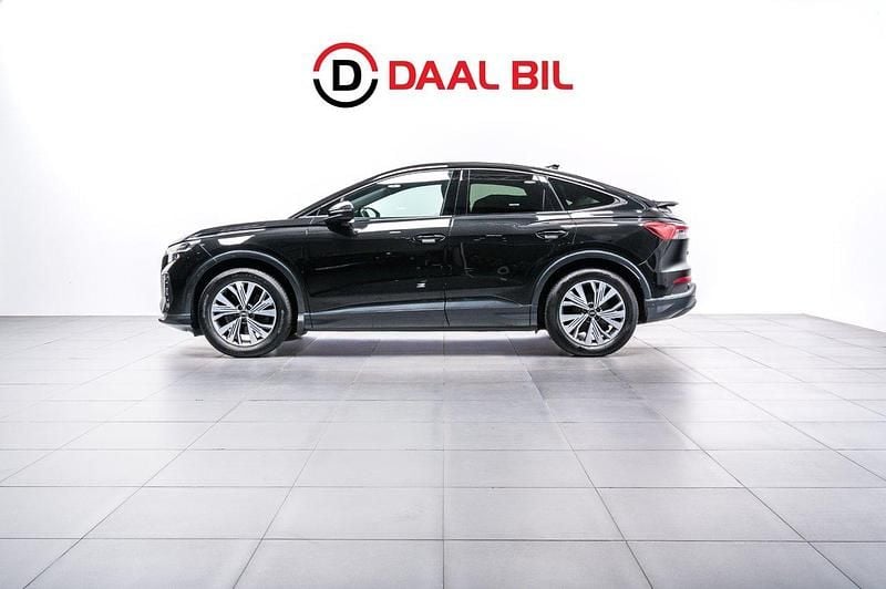 Svart Begagnad 2022 Audi Q4 Sportback e-tron Proline SUV | 389 700 kr (Marknadspris) - Bild 1/4