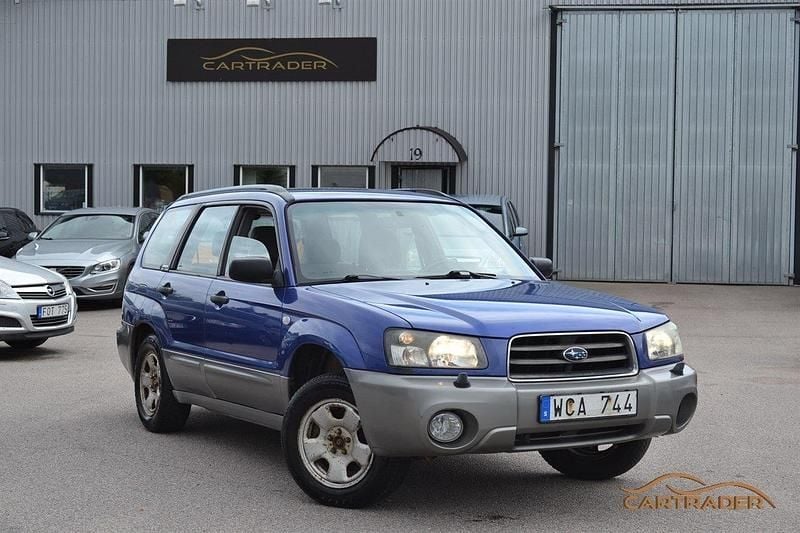 Mörkblå (blå) Begagnad 2004 Subaru Forester SUV | 39 900 kr (Bra pris) - Bild 1/4