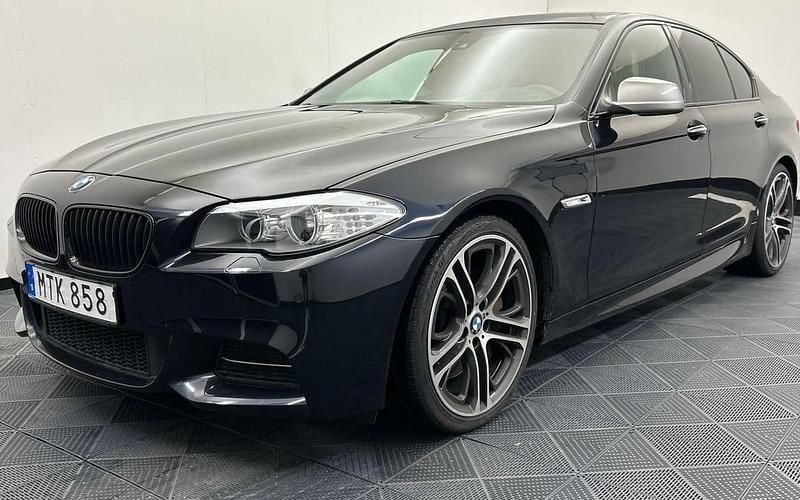 Svart Begagnad 2012 BMW M550 M Sport Sedan | 229 900 kr (Marknadspris) - Bild 1/4