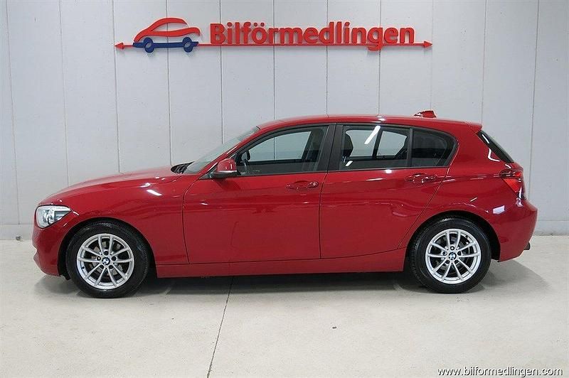 Röd samma som bilen Begagnad 2012 BMW 118 Halvkombi | 88 900 kr (Marknadspris) - Bild 1/4